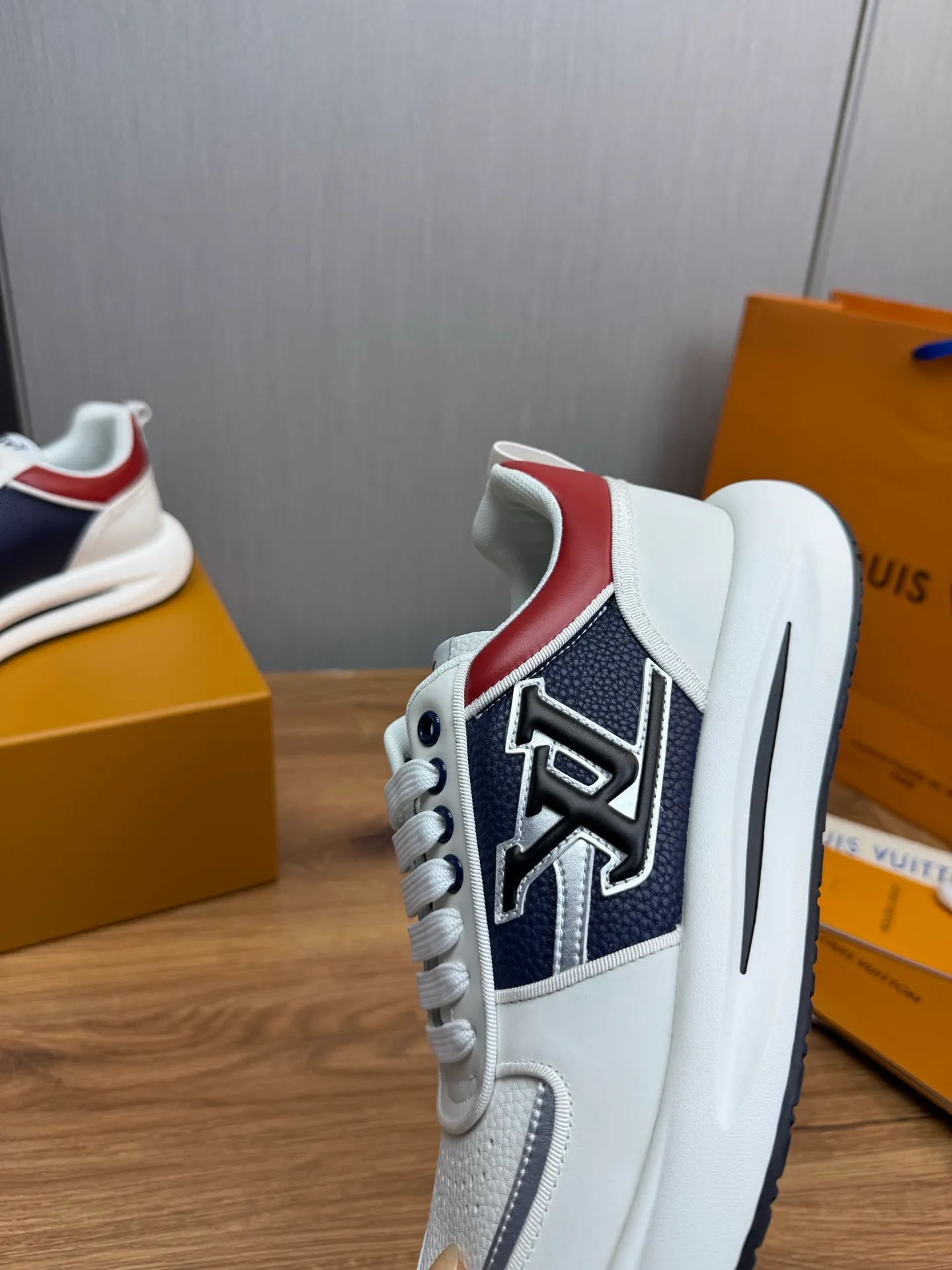 Men's shoes 💰820💰 Lv. Top purchasing agent 🇮🇹 Louis Vuitton, sports shoes counter synchronization, uppers imported from Italy, high-quality splicing and complex handicrafts, imported mesh pads are soft and comfortable, soles: original factory special soles, TPU exclusive movable molded soles super comfortable, original factory single goods, 🔍🔍high quality, you can enter and exit the counter at will, welcome to compare, code number 38-44 (Customized 38.45)